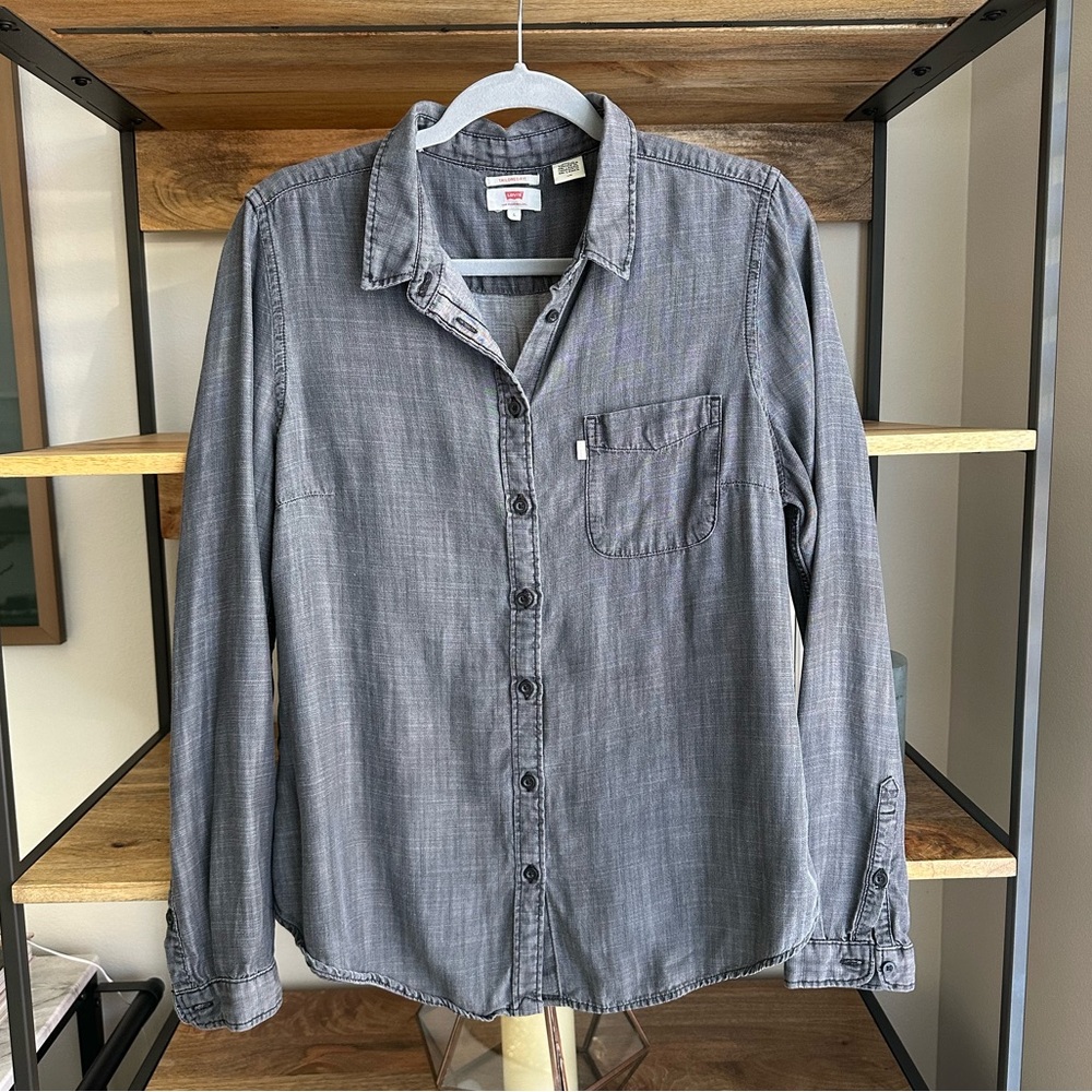 Levi’s Long-Sleeve Button Up Women’s Shirt, Size Large